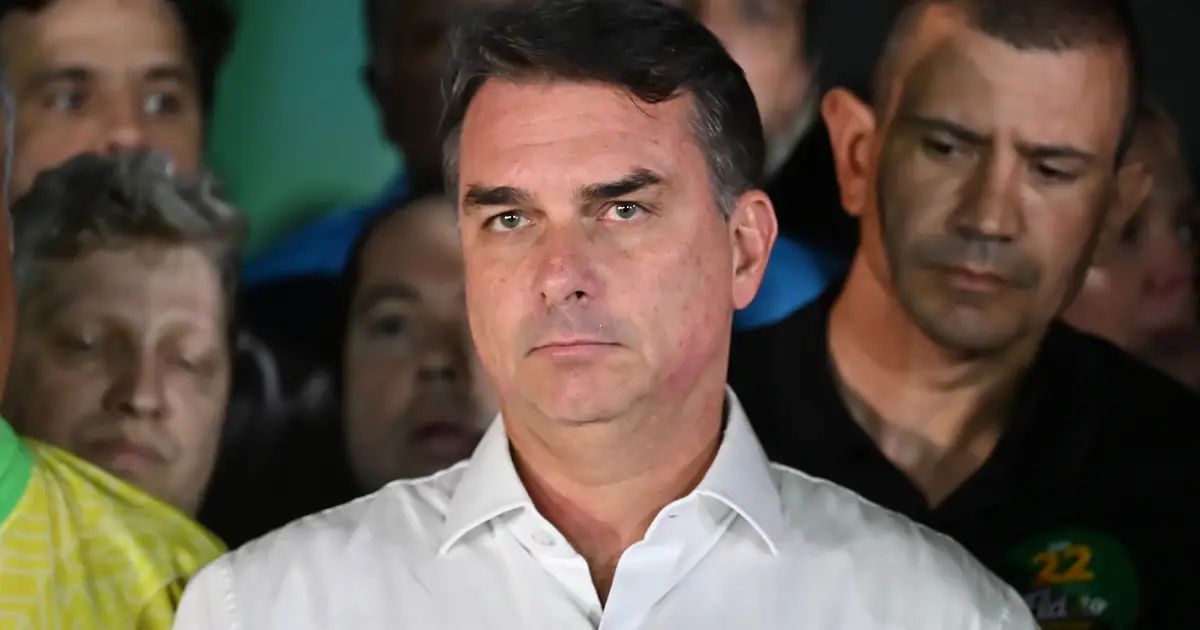 Moro diz que saída de Flávio Bolsonaro do país é compreensível