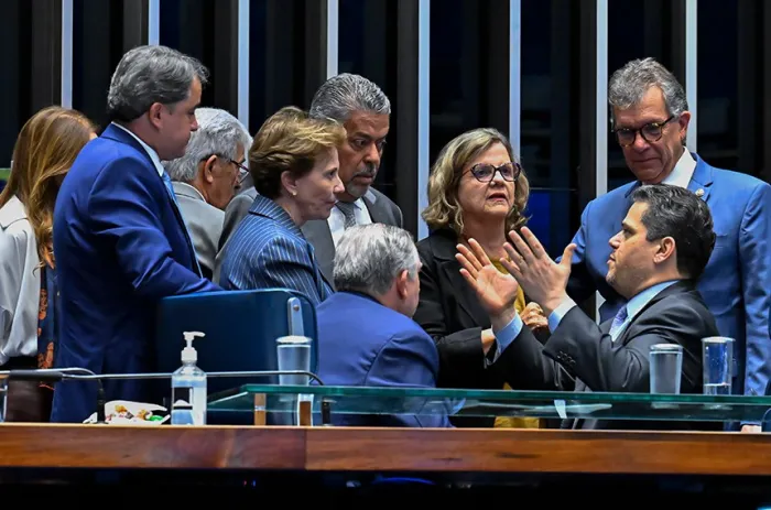Senado avança na discussão da PEC para extinguir a escala 6x1 de trabalho