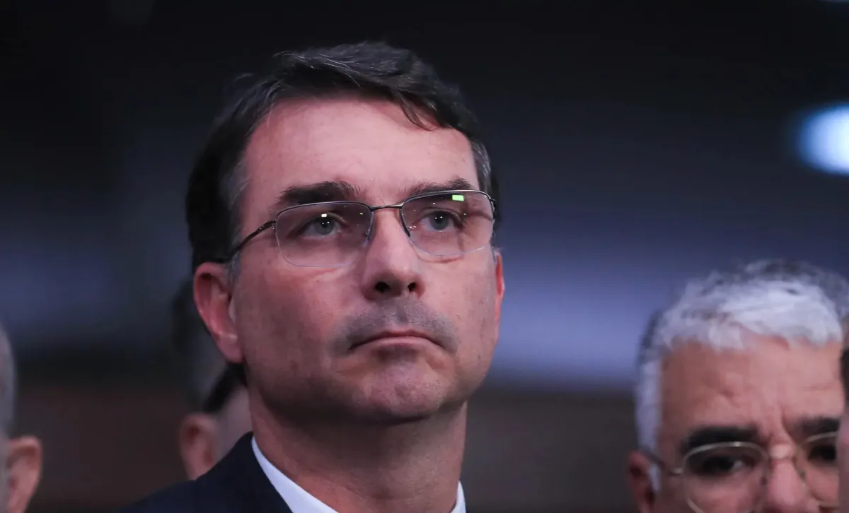 Suposta viagem de Flávio Bolsonaro à Argentina mobiliza Polícia Federal