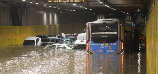 Temporal em São Paulo alaga ruas, estações de metrô e deixa carros submersos