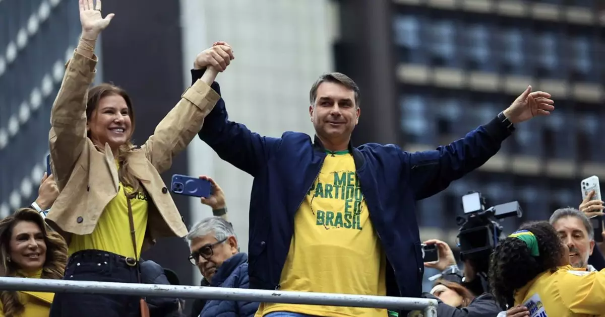 Flávio Bolsonaro confirma presença em debate da Band após anúncio de Lula