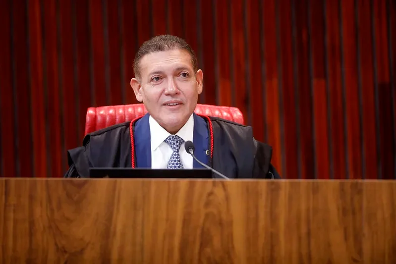 TSE desmente alegação de Flávio Bolsonaro sobre fiscais do PL