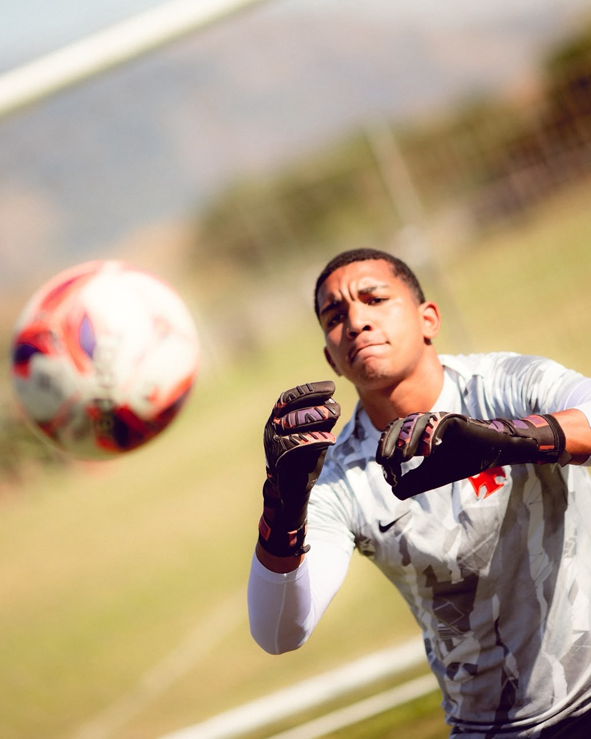 Vasco assina primeiro contrato profissional com goleiro da base