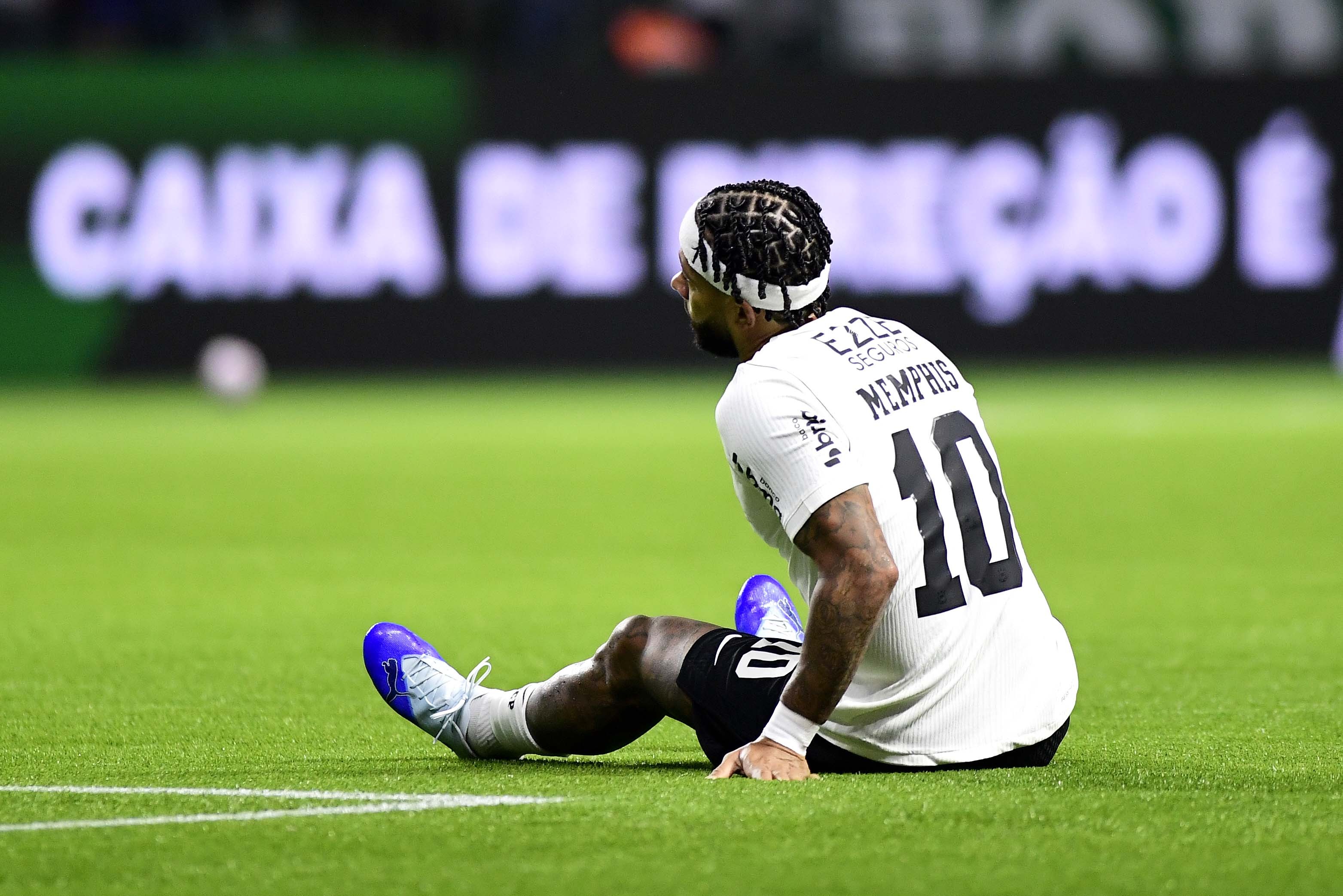 Memphis Depay sofre lesão na coxa e desfalca o Corinthians no Brasileirão