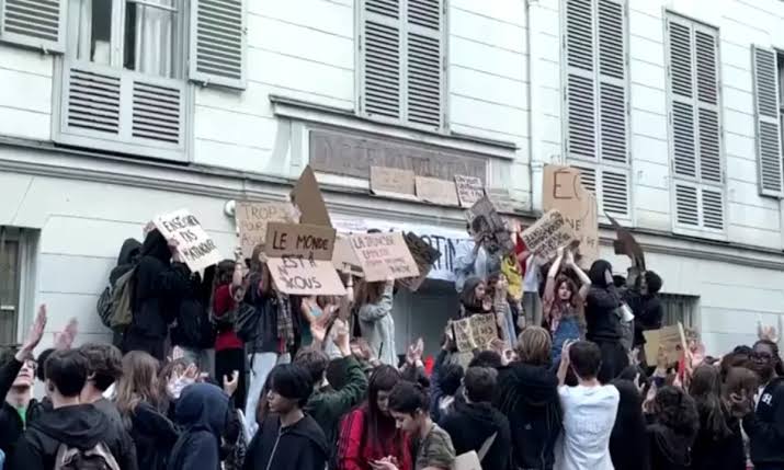 França enfrenta onda de protestos estudantis e novas regras ambientais