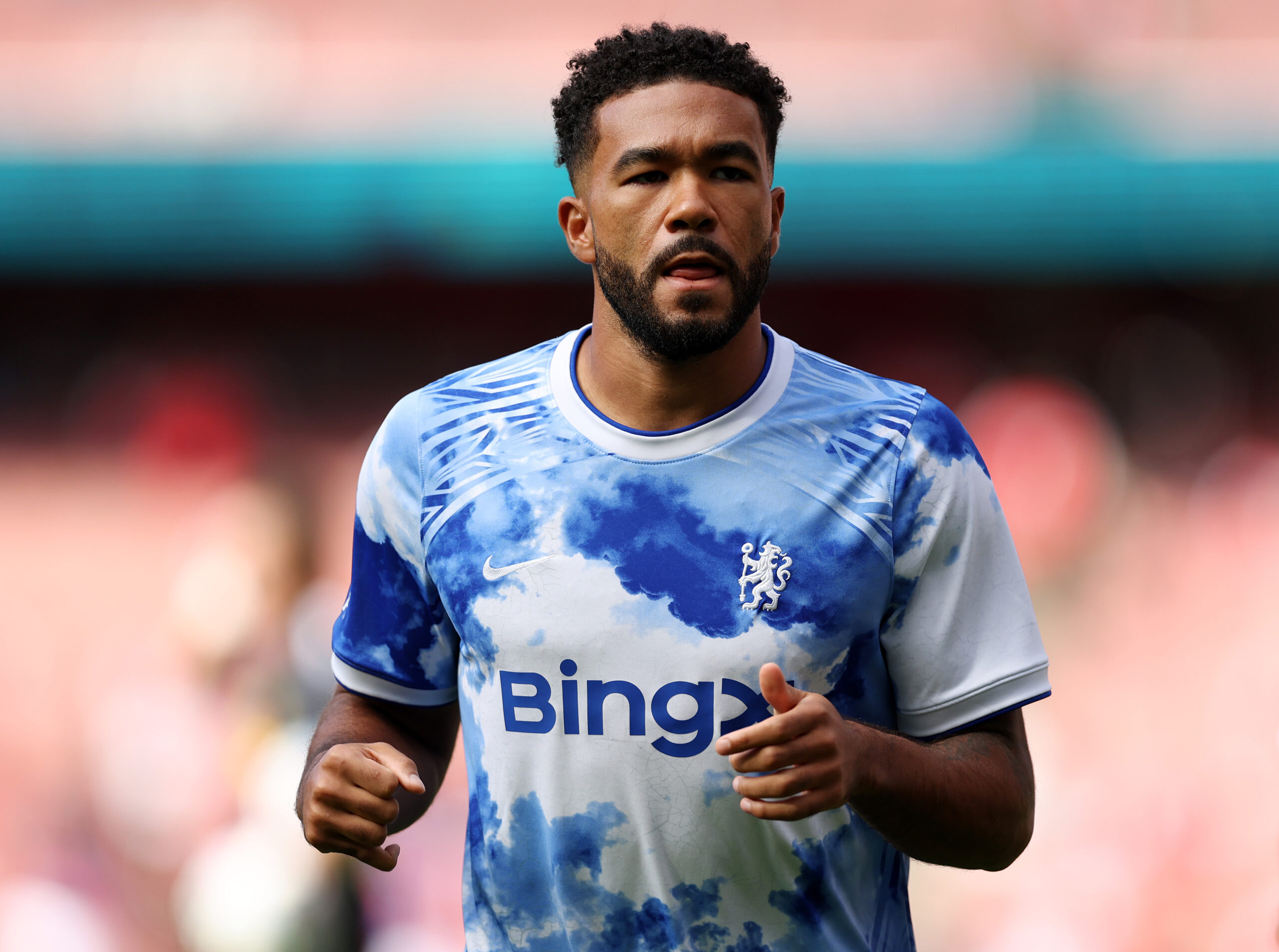 Reece James passa por cirurgia no joelho e desfalca o Chelsea