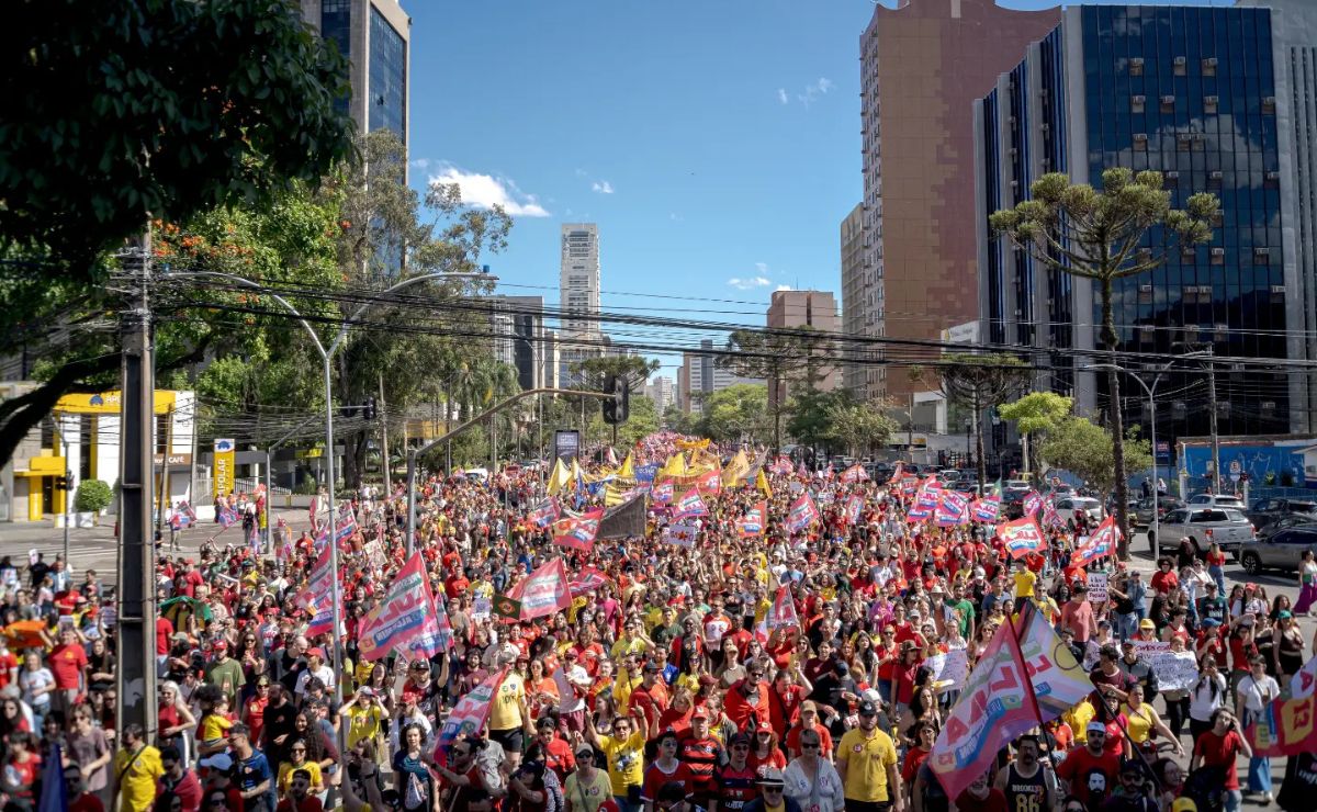 Curitiba registra atos políticos e partida de futebol no fim de semana