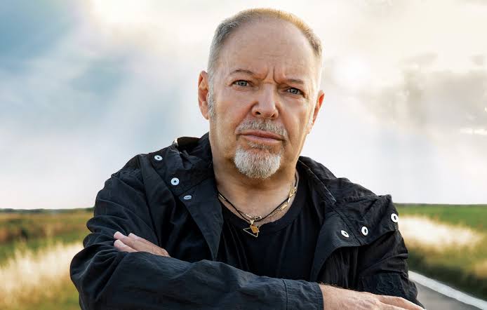 Vasco Rossi sofre nova lesão no ombro após queda de bicicleta