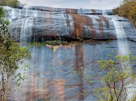 Casal morre após queda em cachoeira de 85 metros em Minas Gerais