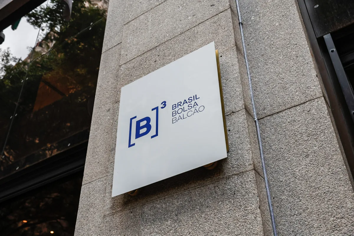 Ibovespa recua com realização de lucros e cautela externa
