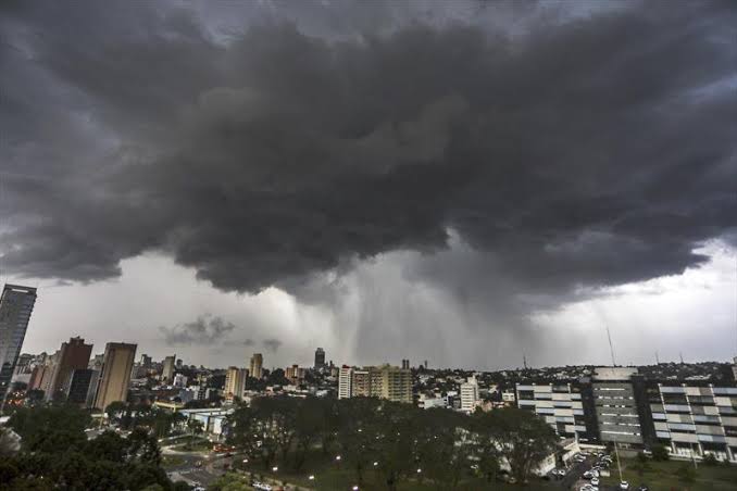 Temporais no Paraná afetam mais de 2 mil imóveis e geram alertas no Sul