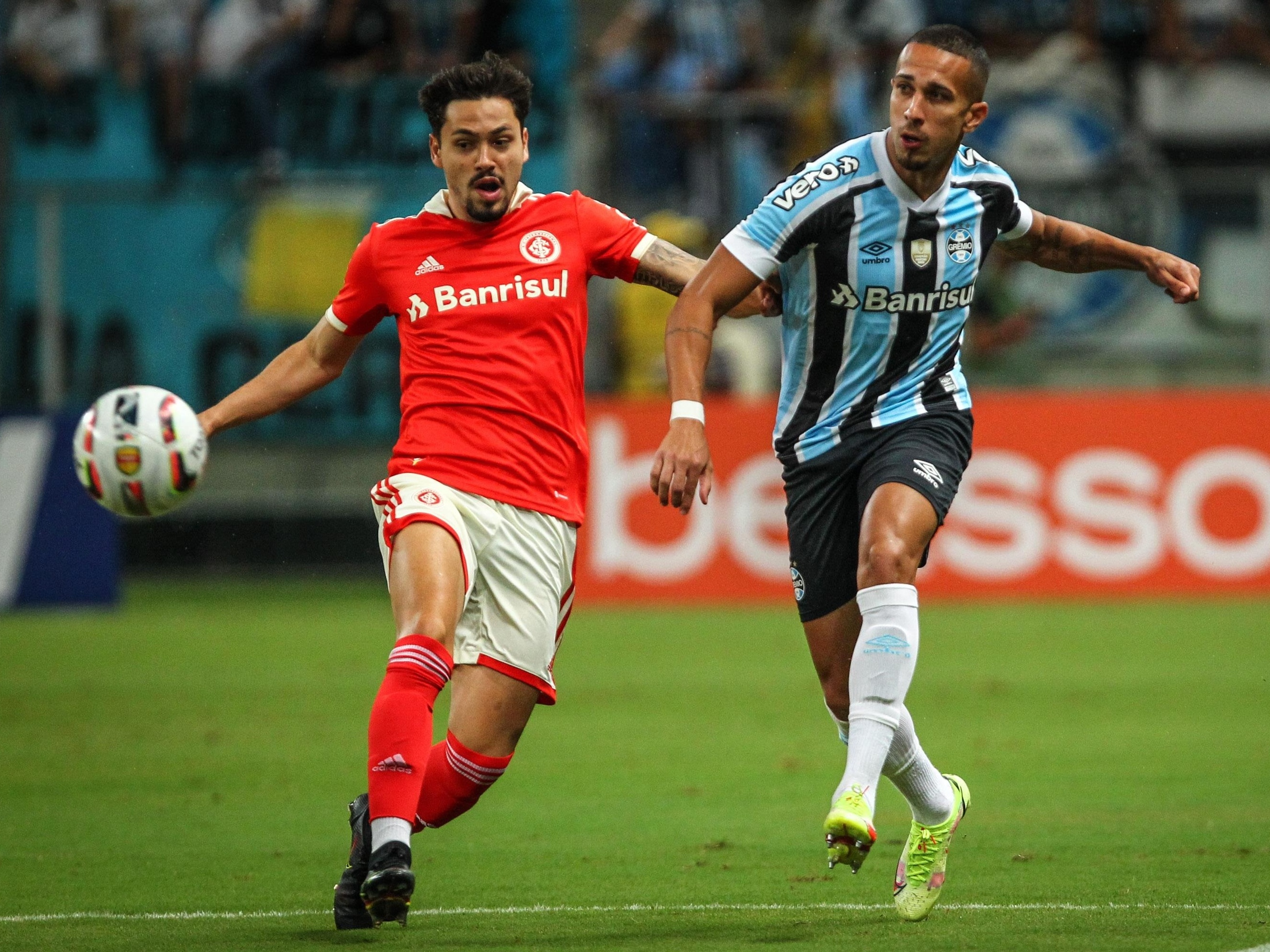 Grêmio e Internacional se enfrentam no Brasileirão em meio a pendurados