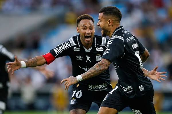 Santos vence o Fluminense de virada por 2 a 1 no Estádio do Maracanã