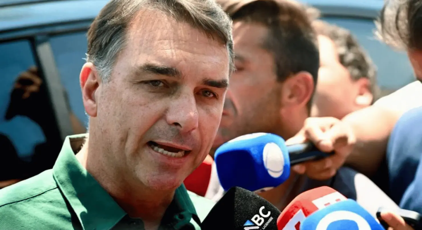 TSE suspende propagandas da campanha de Lula contra Flávio Bolsonaro