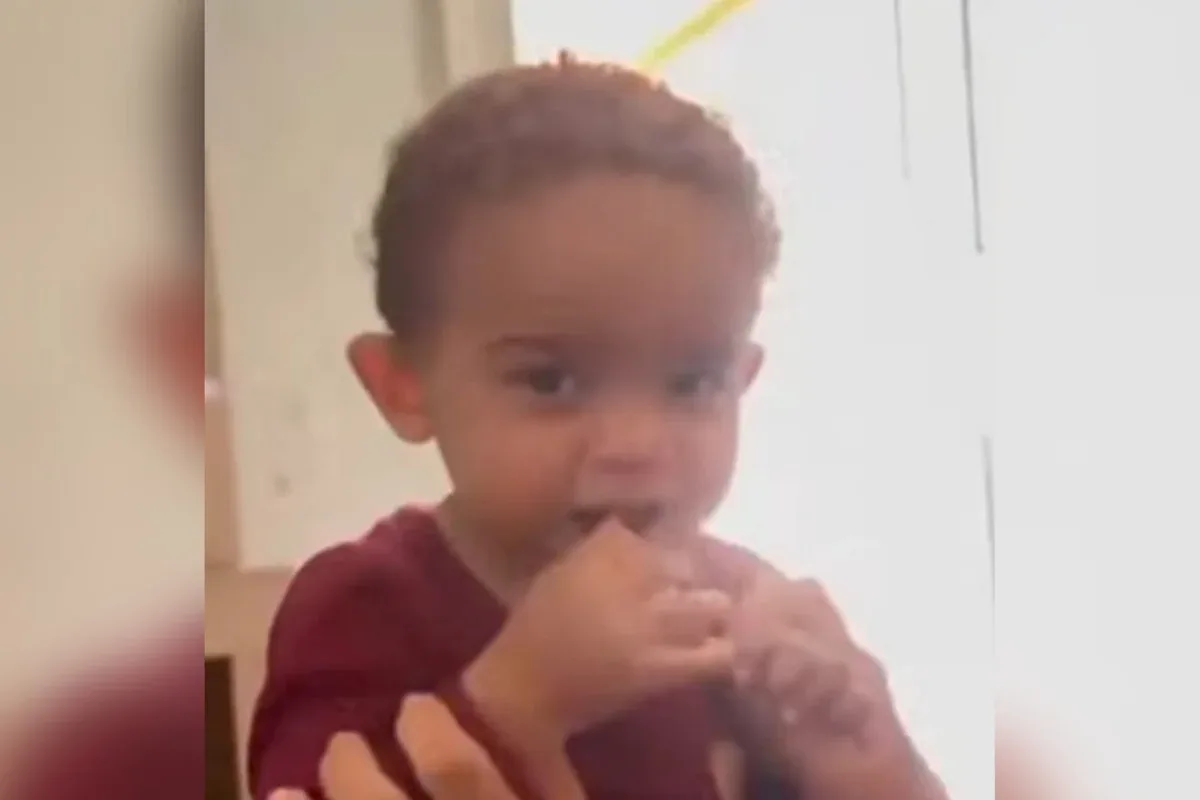 Bebê de 1 ano morre atropelado por carro da mãe na garagem de casa no ES