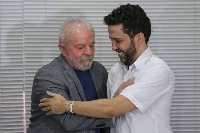 Canal de Janones no WhatsApp mobiliza apoiadores de Lula para o segundo turno