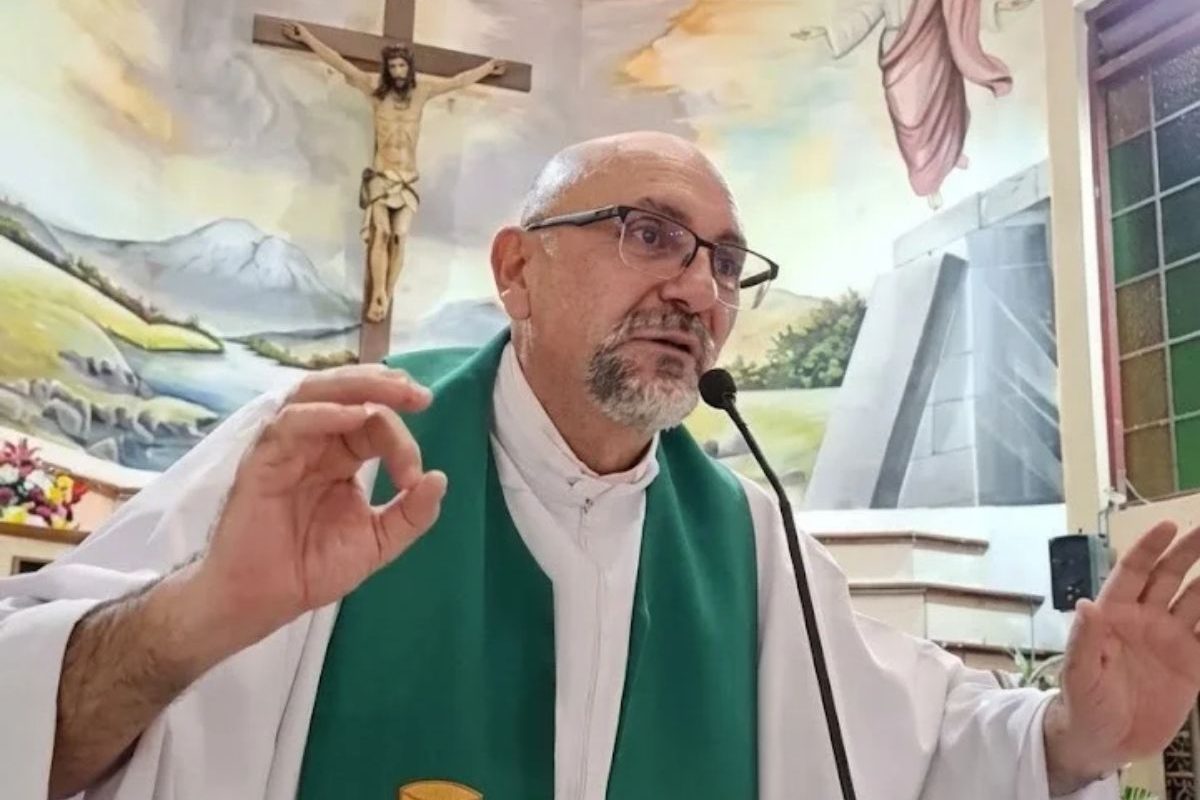 Sacerdote morre após cruz de altar cair sobre sua cabeça durante missa no Equador