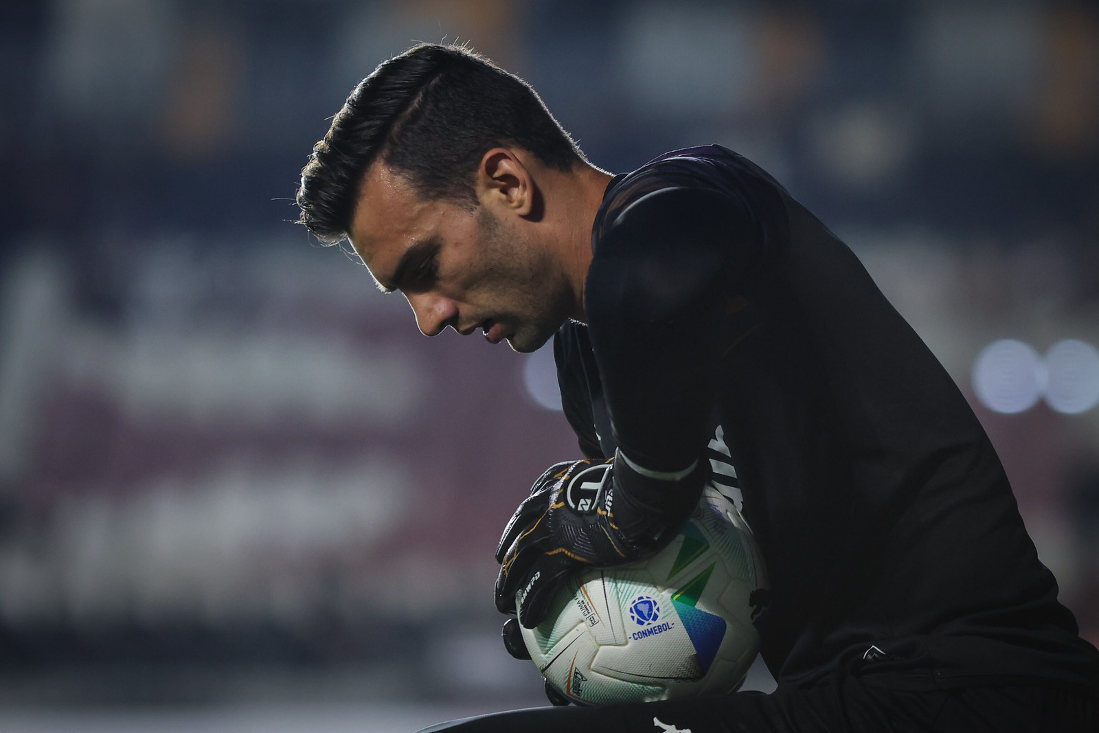 Vasco planeja contratar goleiro e discute futuro de Léo Jardim