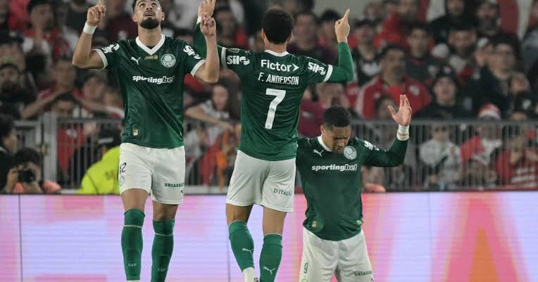 Palmeiras mantém foco no Brasileirão em meio à disputa da Libertadores