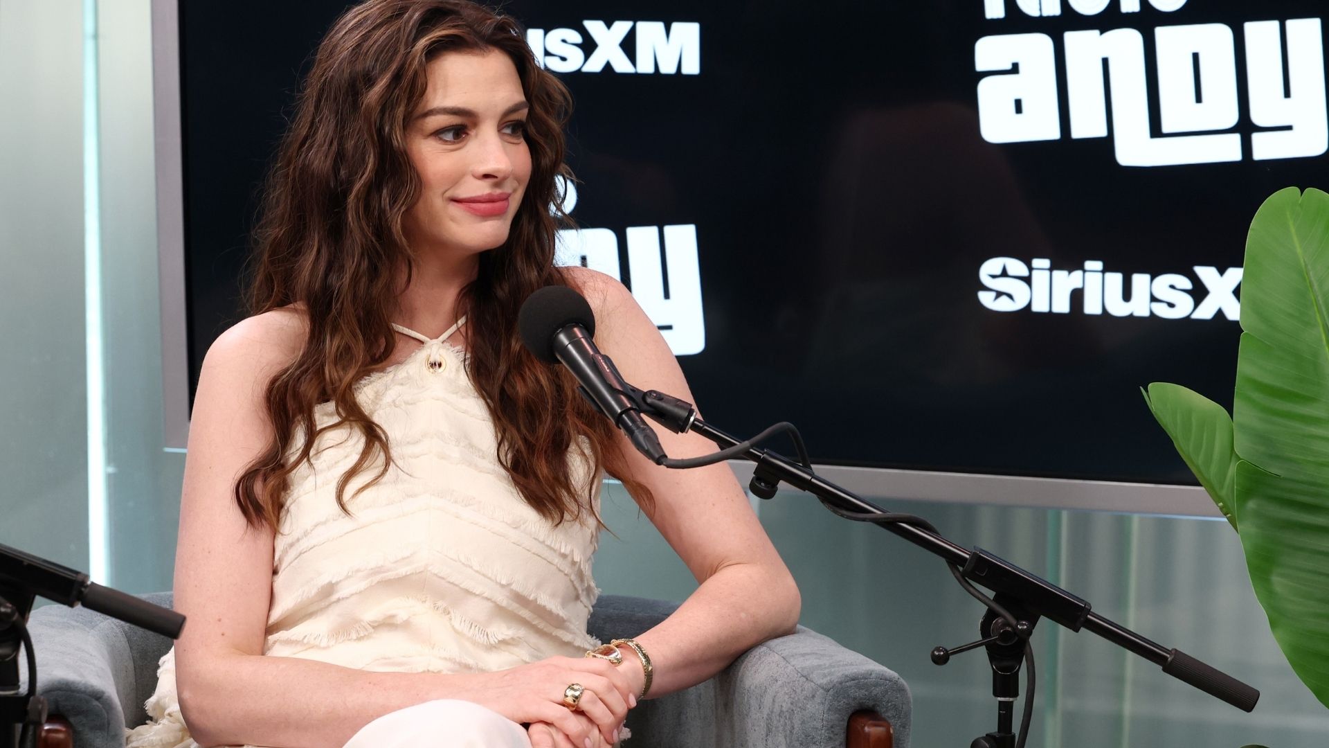 Anne Hathaway surpreende com campanha e estilo no outono