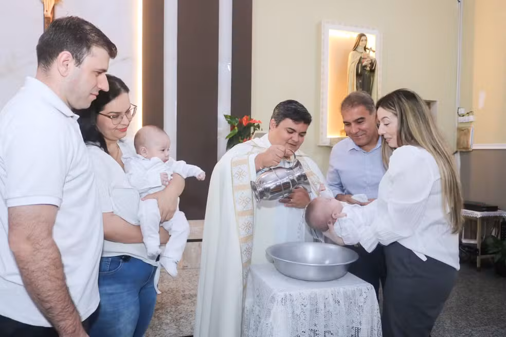 Pais se confundem e gêmeo é batizado duas vezes no interior paulista