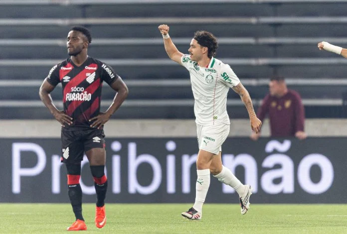 Palmeiras vence o Athletico em Curitiba e assume a liderança do Brasileirão