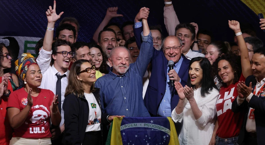 Lula é reeleito presidente e Flávio Bolsonaro contesta resultado