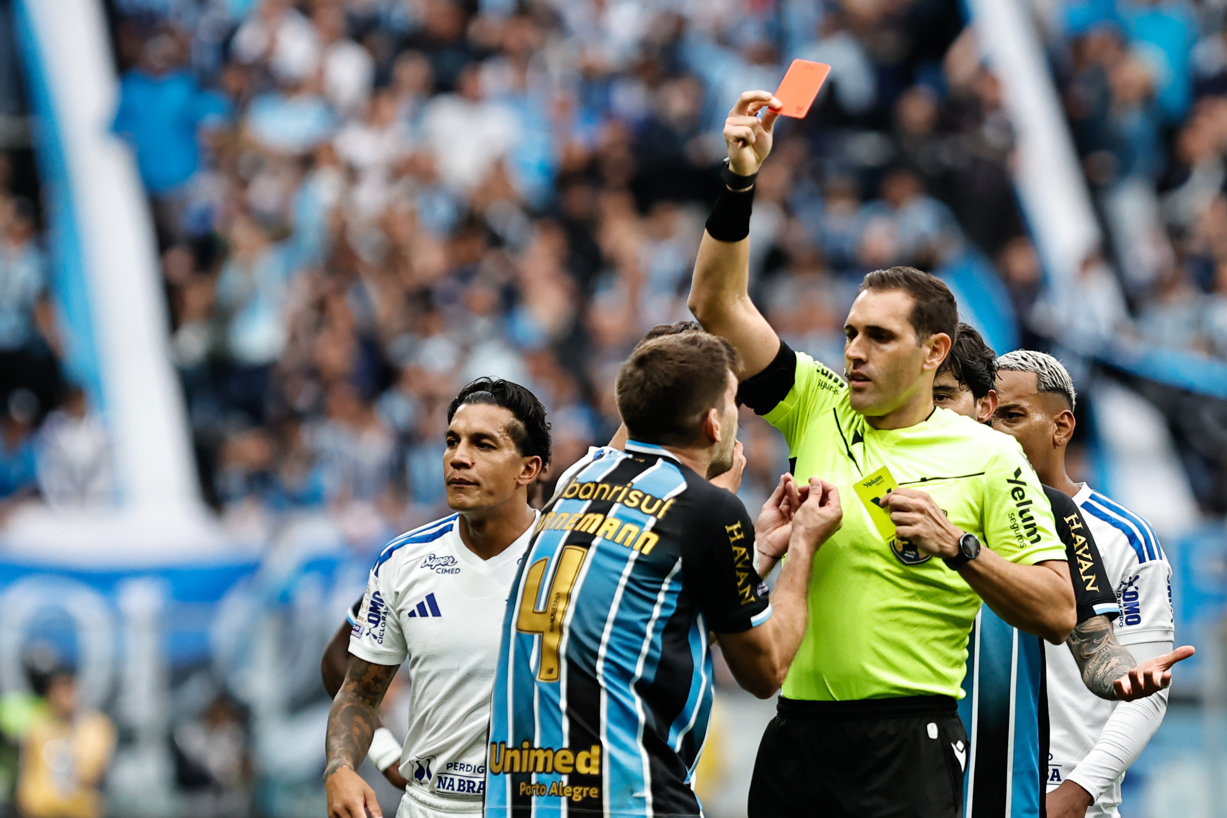 Kannemann é expulso por gesto de roubo em derrota do Grêmio para o Cruzeiro