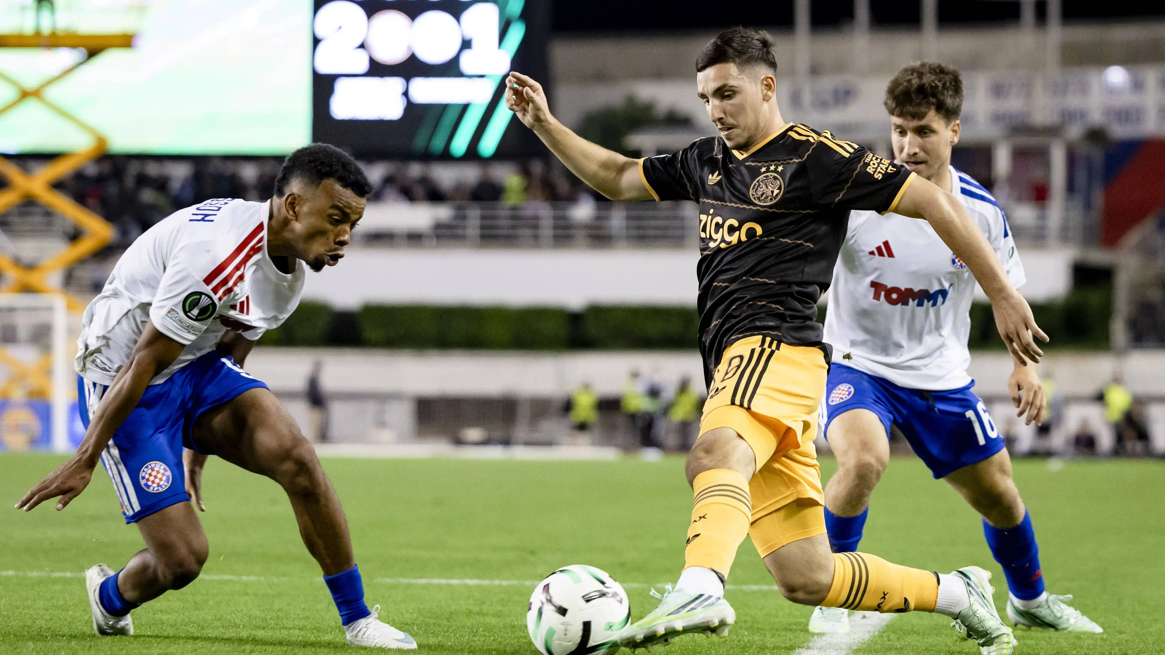 Ajax é derrotado pelo Hajduk Split na Conference League e técnico sofre pressão