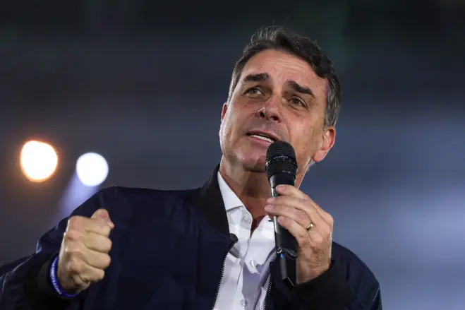 Campanha de Flávio Bolsonaro pagou R$ 600 mil a empresa de inteligência artificial