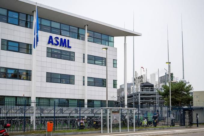 Empresa ASML pode representar até 1,6% da economia holandesa em 2026
