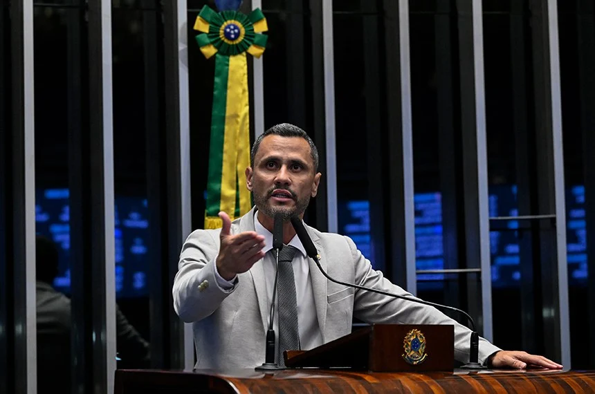 Senador Cleitinho passa mal após discurso no plenário e é atendido