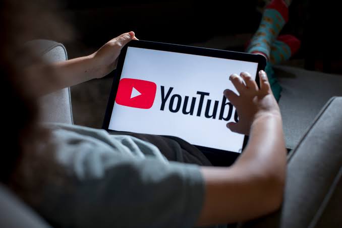 YouTube avalia entrada no mercado de audiolivros para concorrer com rivais