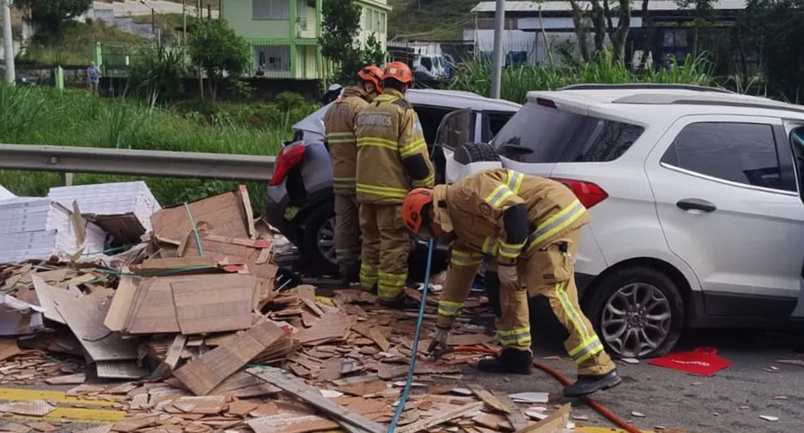 Grave acidente na BR-393 deixa cinco mortos e nove feridos no RJ