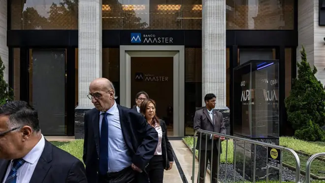 Mensagens da PF mostram comparações entre banqueiro e Jeffrey Epstein
