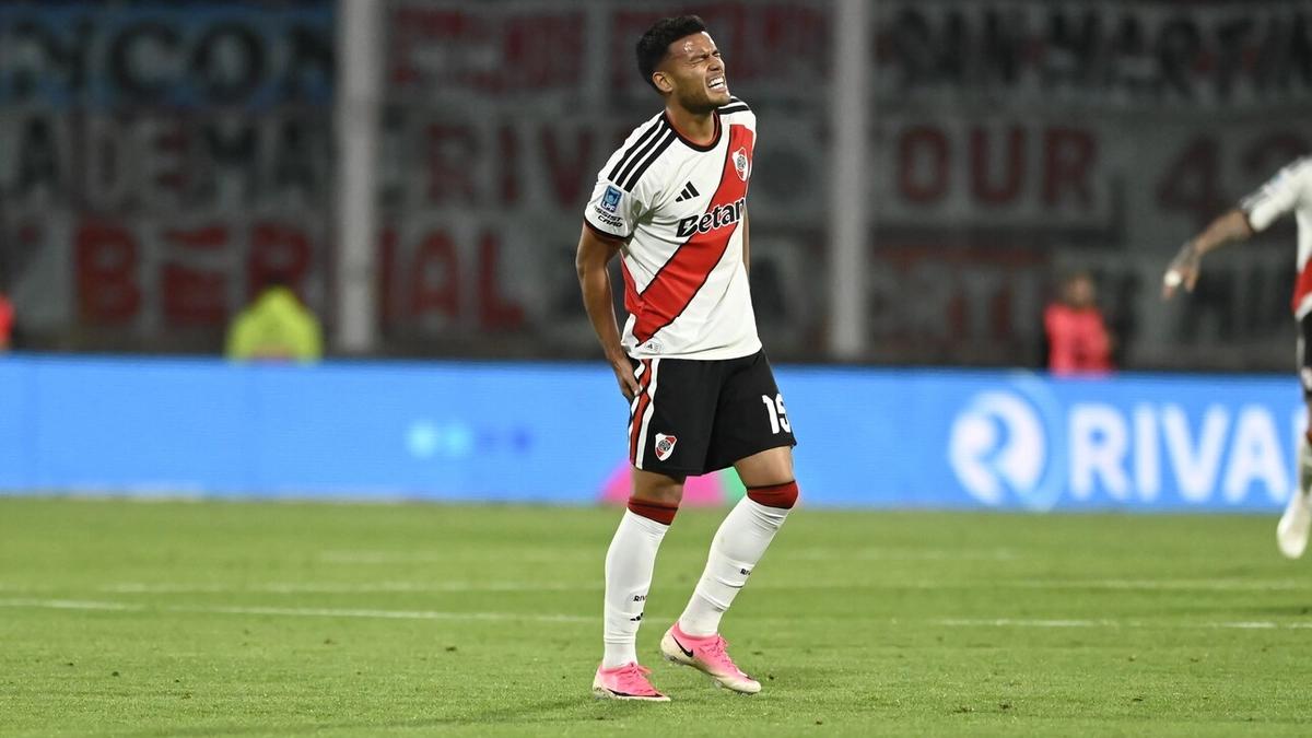 Fausto Vera sofre desgarro e desfalca o River nas próximas partidas