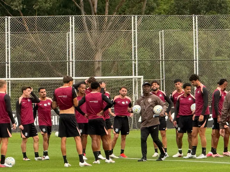Seedorf comanda primeiro treino no Corinthians e reforça segurança no CT