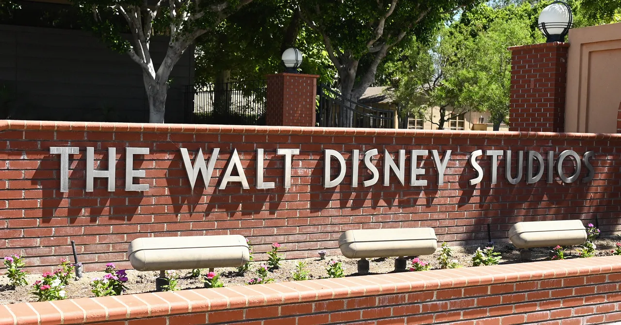 Character.AI pede falência e fecha acordo de transferência de equipe com a Disney