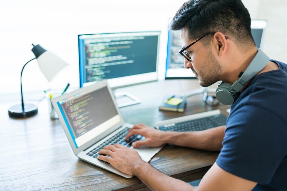 Iniciativas oferecem vagas em cursos gratuitos de tecnologia