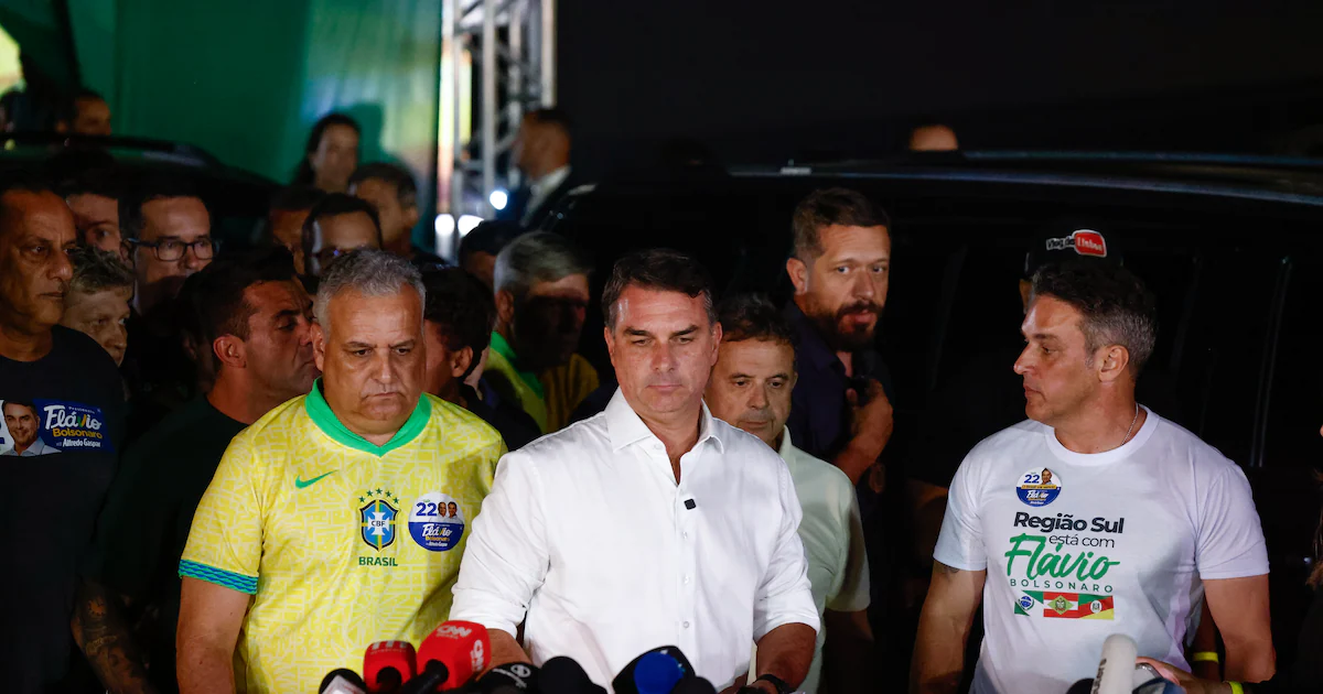 Flávio Bolsonaro usou passaporte italiano para entrar na Argentina