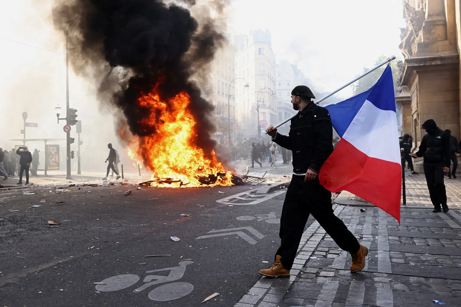 Onda de protestos na Europa mobiliza milhares contra custo de vida