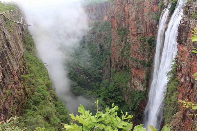 Cachoeira em Mato Grosso tem mudança drástica após cabeça d'água